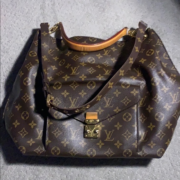 LOUIS VUITTON
Monogram Canvas Metis Bag - Picture 6 of 8